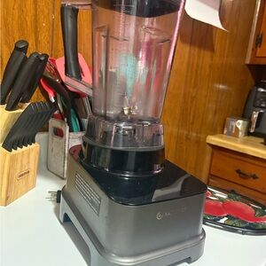 Gray and Black Blender by La Reveuse